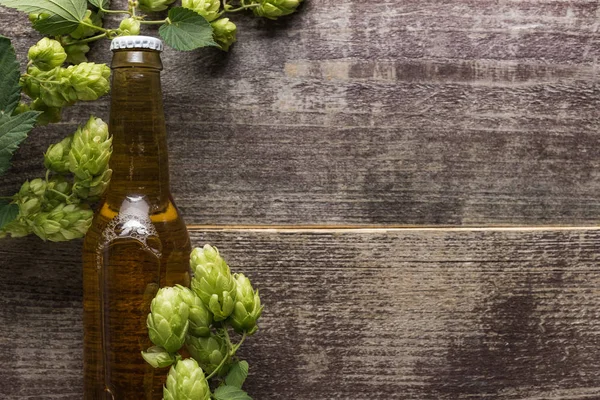 Top Uitzicht Bier Fles Met Groene Hop Houten Oppervlak — Stockfoto