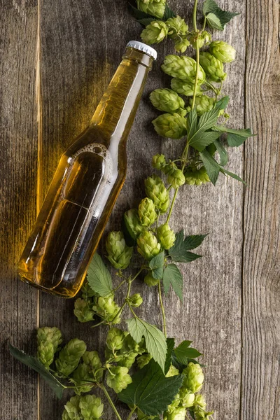 Вид Пиво Бутылке Зеленым Хмелем Деревянном Столе — стоковое фото