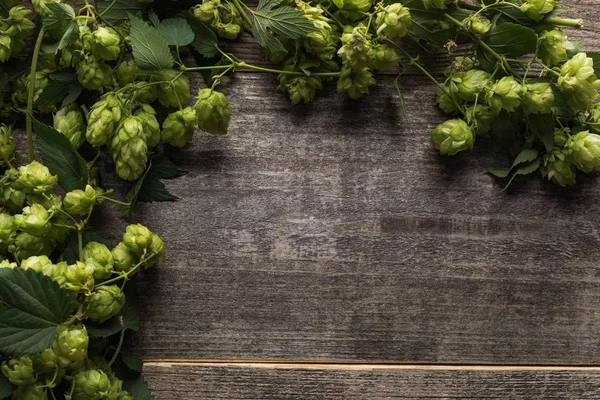 Top Uitzicht Van Groene Bloeiende Hop Houten Rustieke Tafel Met — Stockfoto