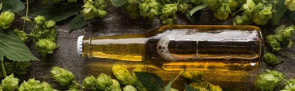 Вид Зверху Свіже Пиво Пляшці Зеленим Хопом Дерев Яному Фоні — стокове фото