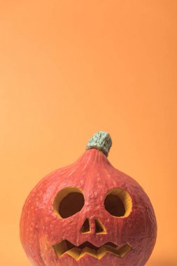 turuncu arka planda ürkütücü Halloween kabak