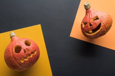 turuncu ve siyah arka plan üzerinde ürkütücü Halloween kabaklar üst görünümü