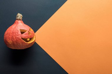 turuncu ve siyah arka plan üzerinde ürkütücü Halloween kabak üst görünümü