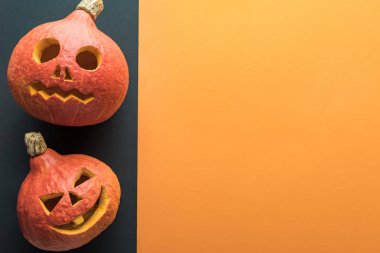 turuncu ve siyah arka plan üzerine oyulmuş Halloween kabaküst görünümü
