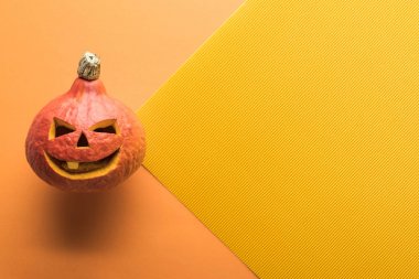 turuncu ve sarı arka plan üzerine oyulmuş Halloween kabak üst görünümü