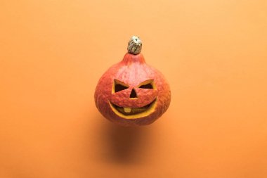 turuncu arka plan üzerine oyulmuş Halloween kabak üst görünümü