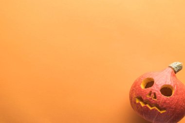 turuncu arka plan üzerine oyulmuş Halloween kabak üst görünümü