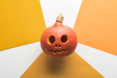 beyaz ve turuncu arka planda Halloween kabak üst görünümü