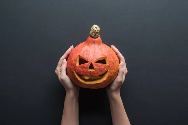 Částečný Pohled Ženu Držící Strašidelný Halloween Dýně Černém Pozadí — Stock fotografie