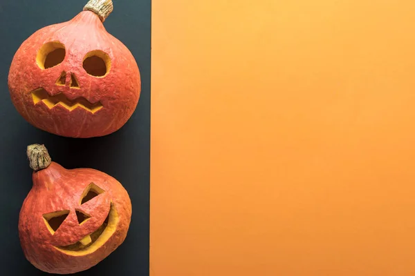 Ylhäältä Näkymä Veistetty Halloween Kurpitsat Oranssi Musta Tausta — kuvapankkivalokuva