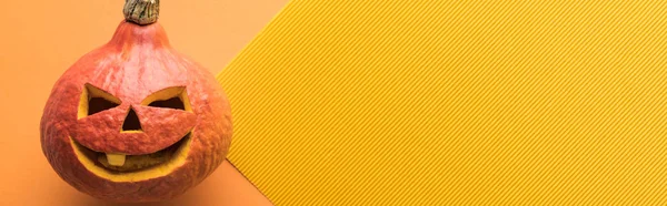 오렌지와 노란색 배경에 할로윈 호박의 파노라마 — 스톡 사진