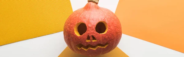 Plano Panorámico Espeluznante Calabaza Halloween Sobre Fondo Blanco Naranja — Foto de Stock