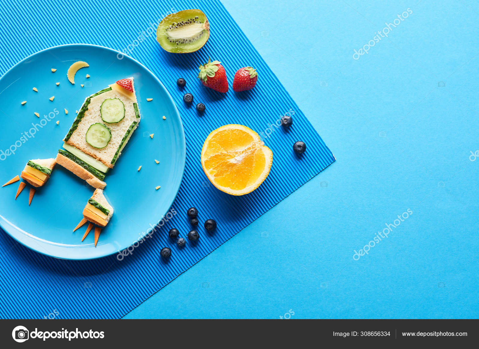 Vista Superior Placas Com Foguete Fantasia Feita Comida Fundo Azul — Foto ©  VadimVasenin #308656334, image size:1600x1168