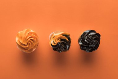 turuncu arka planda lezzetli Halloween cupcakes üst görünümü