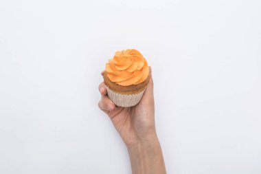 beyaz izole lezzetli Halloween cupcake tutan kadın kısmi görünümü