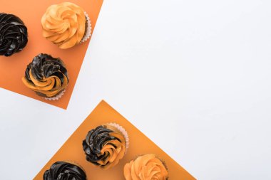 kopya alanı ile turuncu ve beyaz arka plan lezzetli Halloween cupcakes üst görünümü