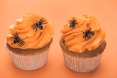 turuncu arka planda örümcekler ile lezzetli Halloween cupcakes