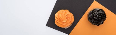 kopya alanı, panoramik çekim ile siyah, turuncu ve beyaz arka plan lezzetli Halloween cupcakes üst görünümü