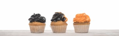 lezzetli Halloween turuncu ve siyah cupcakes beyaz izole, panoramik çekim