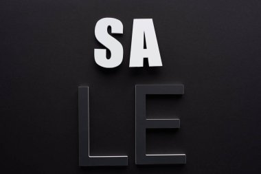 Siyah arkaplanda satış harflerinin üst görünümü