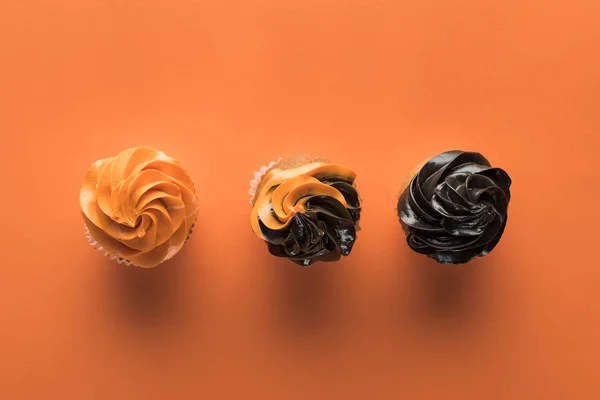 Top View Delicious Halloween Cupcakes Orange Background — Stock Photo, Image