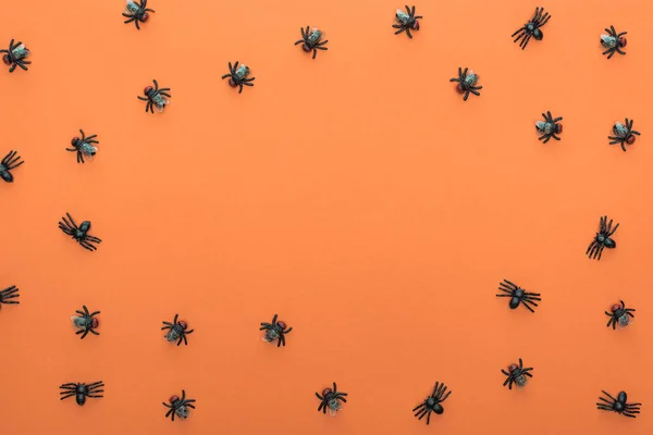 コピースペースを持つオレンジ色の背景に怖いクモのトップビュー — ストック写真