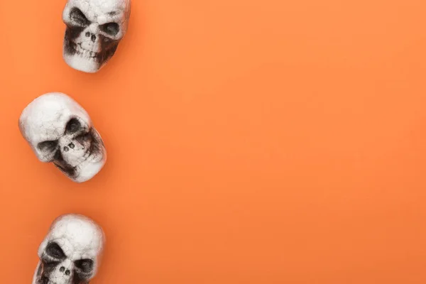 Vista Superior Calaveras Decorativas Sobre Fondo Naranja Con Espacio Para — Foto de Stock