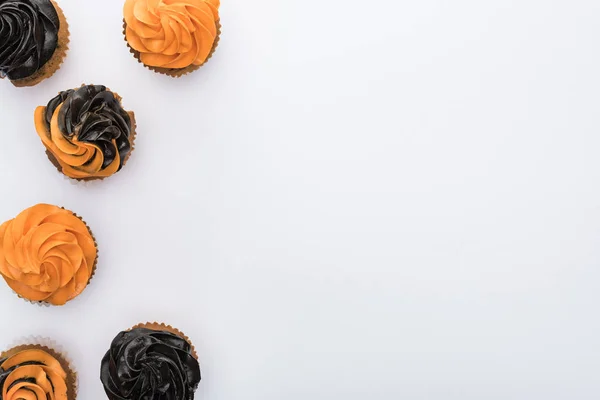 Draufsicht Auf Köstliche Halloween Cupcakes Auf Weißem Hintergrund Mit Kopierfläche — Stockfoto