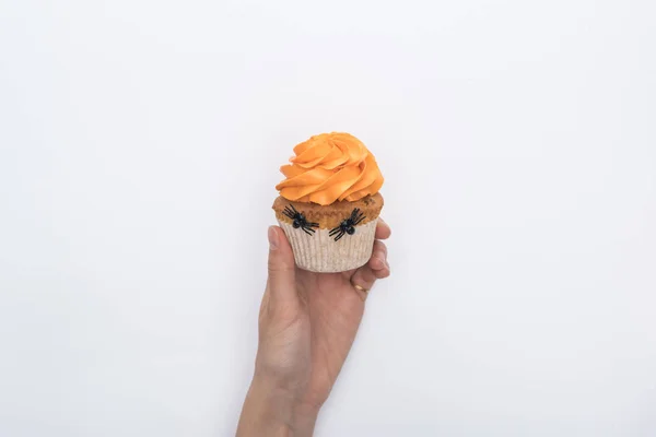 Teilansicht Der Frau Mit Leckerem Halloween Cupcake Isoliert Auf Weiß — Stockfoto