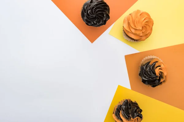 Vista Superior Deliciosos Cupcakes Halloween Sobre Fondo Amarillo Naranja Blanco — Foto de Stock