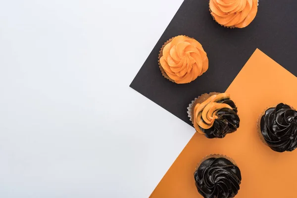 Top View Delicious Halloween Cupcakes Black Orange White Background Copy — Stock Photo, Image