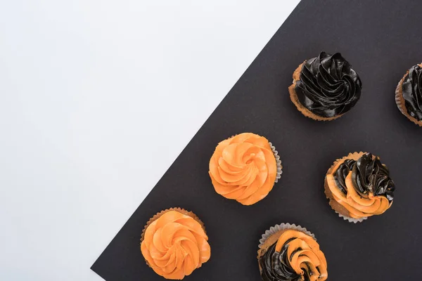 Top View Delicious Halloween Cupcakes Black White Background Copy Space — Stock Photo, Image