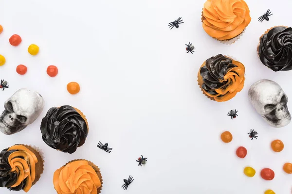Felülnézet Ízletes Halloween Cupcakes Pókok Koponyák Bonbon Fehér Háttér — Stock Fotó