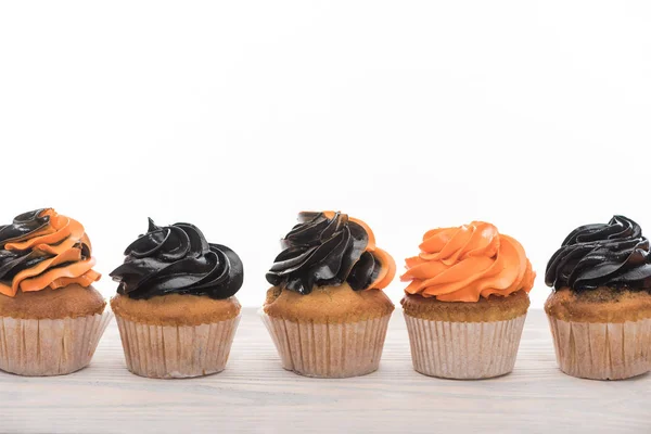 Deliciosos Cupcakes Anaranjados Negros Halloween Aislados Blanco Con Espacio Copia — Foto de Stock