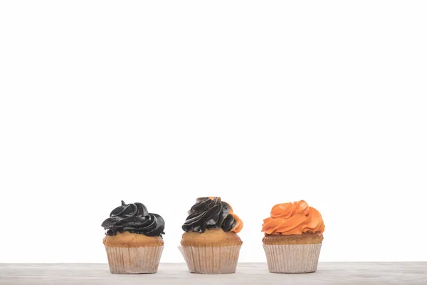 Deliciosos Cupcakes Laranja Preto Halloween Isolado Branco — Fotografia de Stock