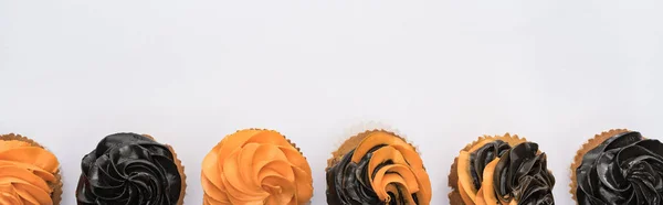Vista Superior Laranja Preto Deliciosos Cupcakes Halloween Isolados Branco Tiro — Fotografia de Stock