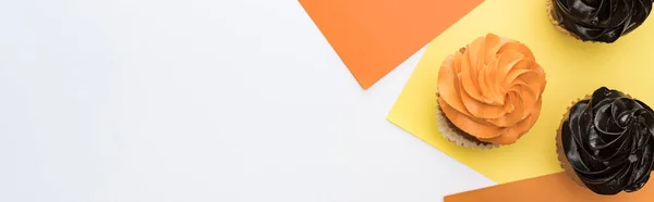 コピースペース パノラマショットと黄色 オレンジと白の背景においしいハロウィーンカップケーキのトップビュー — ストック写真