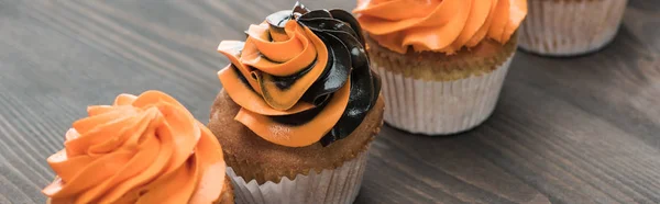 Läckra Halloween Svart Och Orange Cupcakes Träbord Panoramabild — Stockfoto