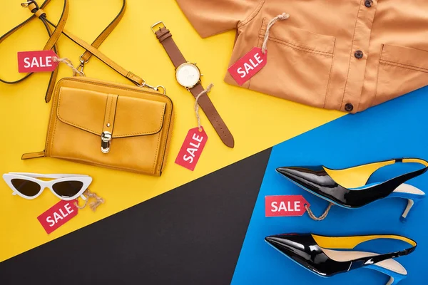 Πάνω Όψη Ρούχων Παπουτσιών Και Αξεσουάρ Ετικέτες Πώλησης Μπλε Κίτρινο — Φωτογραφία Αρχείου