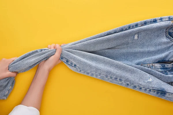 Ansicht Von Oben Frau Zieht Jeans Auf Gelbem Hintergrund — Stockfoto