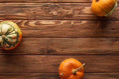 kopya alanı ile kahverengi ahşap yüzeyüzerinde ham küçük kabaklar üst görünümü