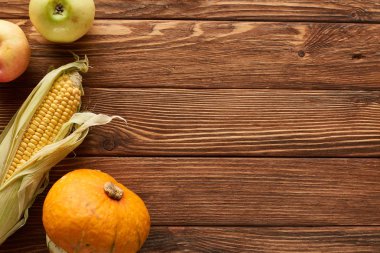 ahşap yüzeyde olgun kabak, tatlı mısır ve tatlı elma üst görünümü