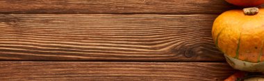 kahverengi ahşap yüzeyüzerinde olgun turuncu kabak panoramik çekim 
