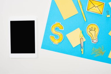 ofis malzemeleri, kağıt simgeleri ve mavi ve beyaz arka plan üzerinde dijital tablet ile işyeri üst görünümü