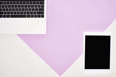 dizüstü bilgisayar, mor ve beyaz arka plan üzerinde boş ekran ile dijital tablet ile düz yatıyordu