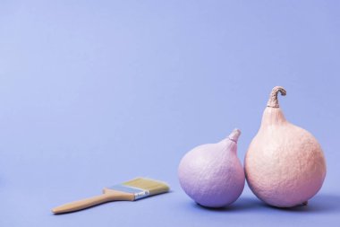mor arka plan üzerinde boya fırçası ile şenlikli boyalı kabaklar