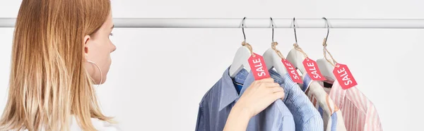 Mujer Rubia Cerca Camisas Elegantes Colgando Con Etiquetas Venta Aisladas — Foto de Stock