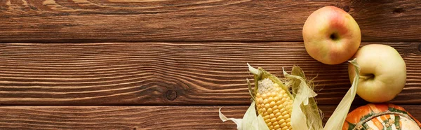 Panoramic Shot Raw Sweet Corn Apples Wooden Surface — Stock Photo, Image