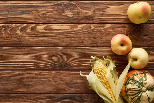 Top Uitzicht Van Rauwe Zoete Maïs Pompoen Appels Bruin Houten — Stockfoto