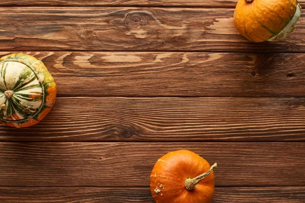 Top View Raw Small Pumpkins Brown Wooden Surface Copy Space — Stock Photo, Image